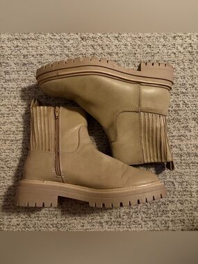 Women's Lug Chelsea Boots